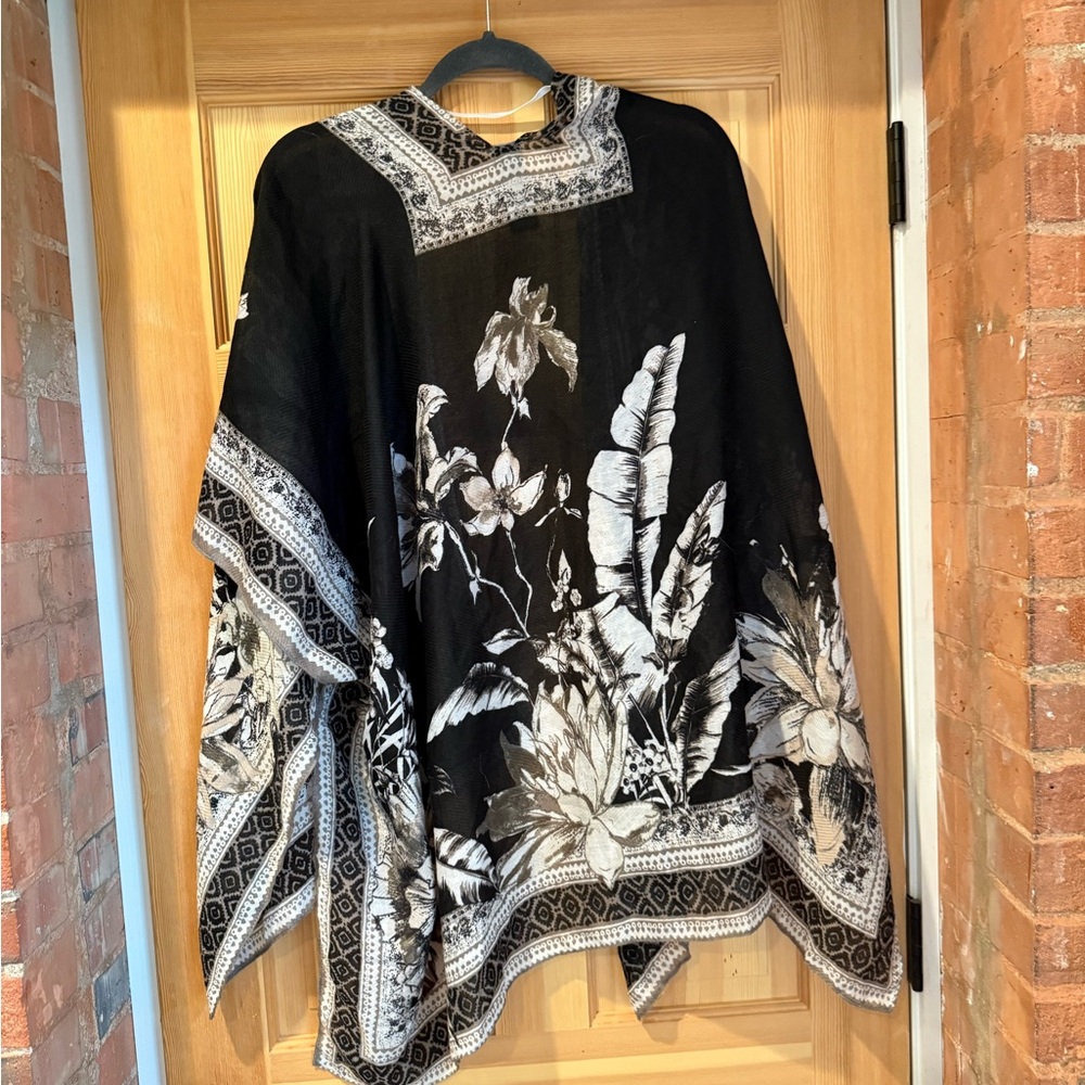 Vince Camuto Black and Gray Printed Kimono Cardigan - Picture 3 of 4